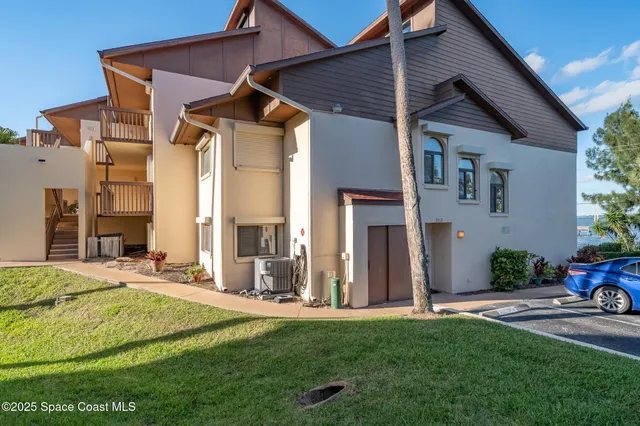 a view of building with yard