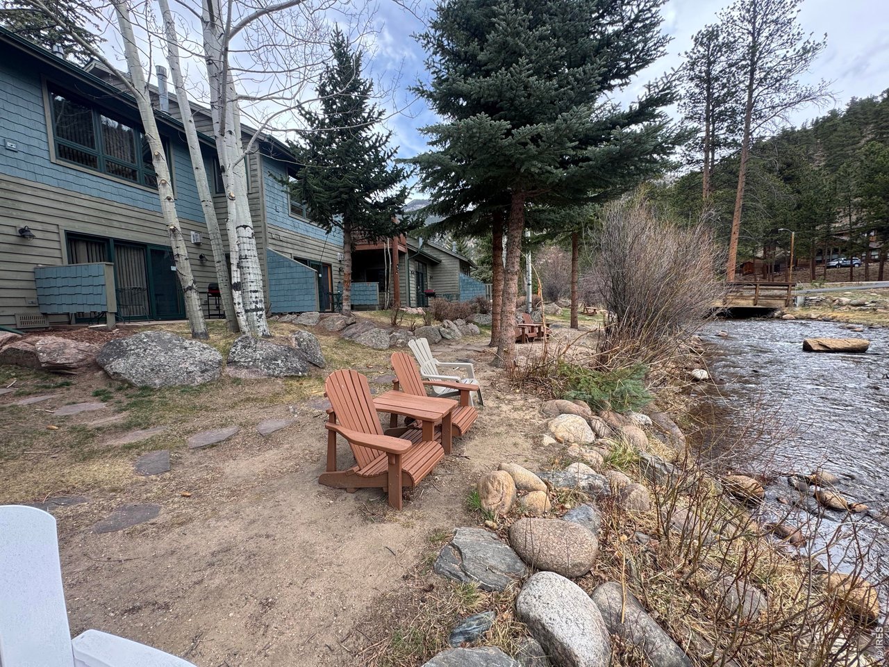 2100 Fall River Road, Unit 4 Estes Park, CO 80517 - Photo 20 of 28 a backyard of a house with table and chairs