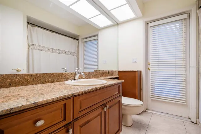 a livingroom with workspace couch and a window