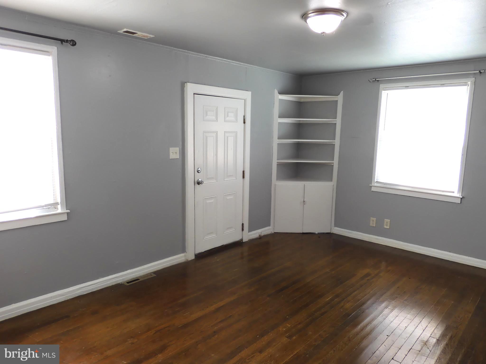 8220 Cornwall Road Baltimore, MD 21222 - Photo 4 of 17 Living/Dining room