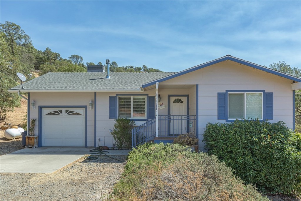 5060-5064 Mykleoaks Road Mariposa, CA 95338 - Photo 41 of 63 front view of a house with a yard