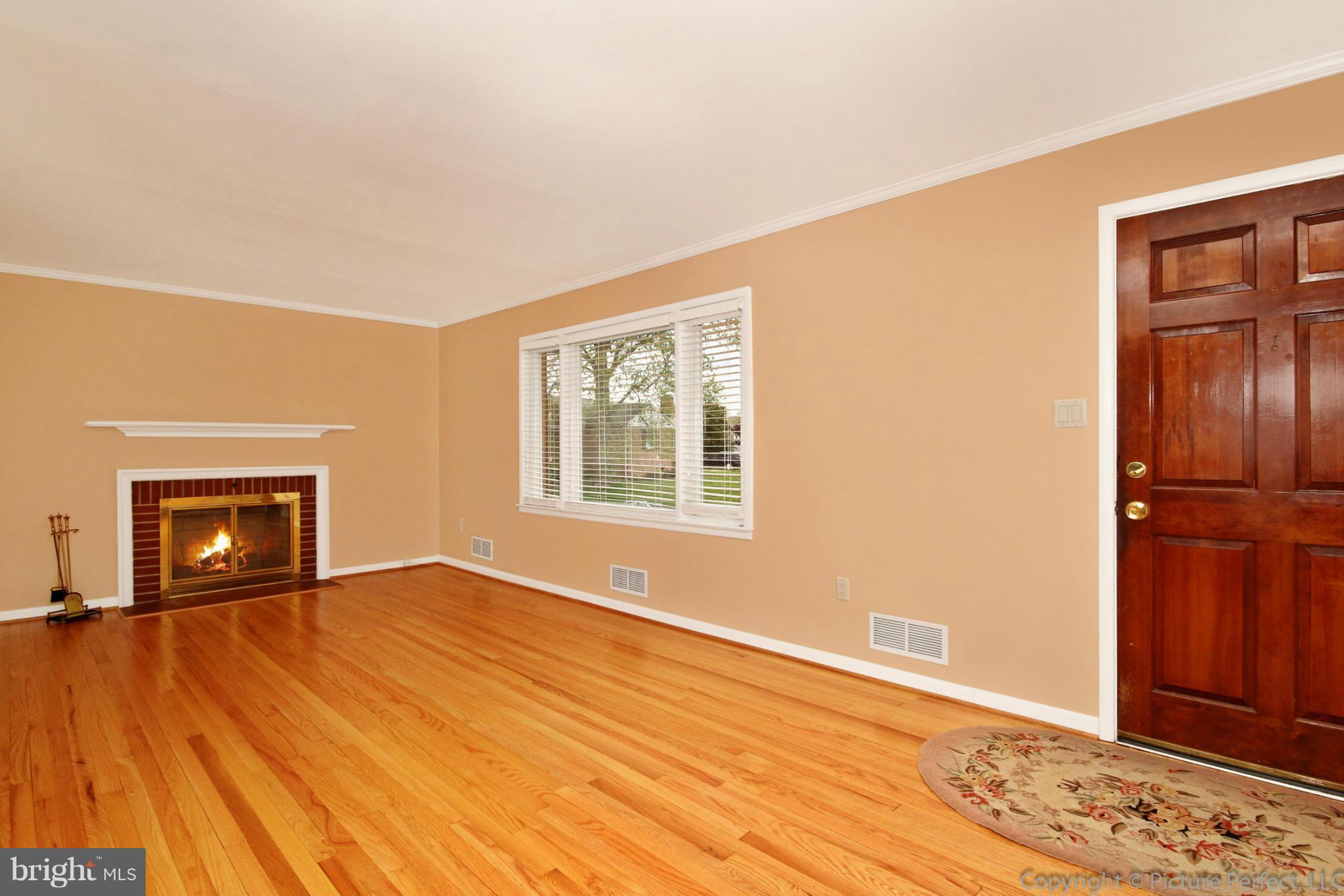 407 Delaware Road Frederick, MD 21701 - Photo 14 of 30 Living Room