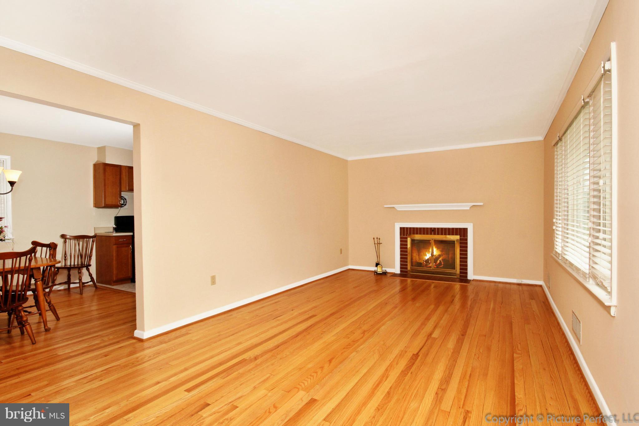 407 Delaware Road Frederick, MD 21701 - Photo 4 of 30 Living Room