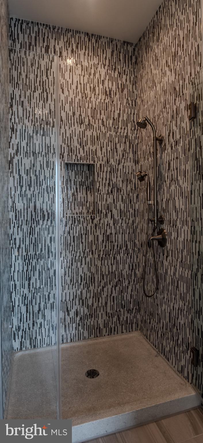 414 Light Street, Unit 4302 Baltimore, MD 21202 - Photo 18 of 42 a bathroom with a bathtub