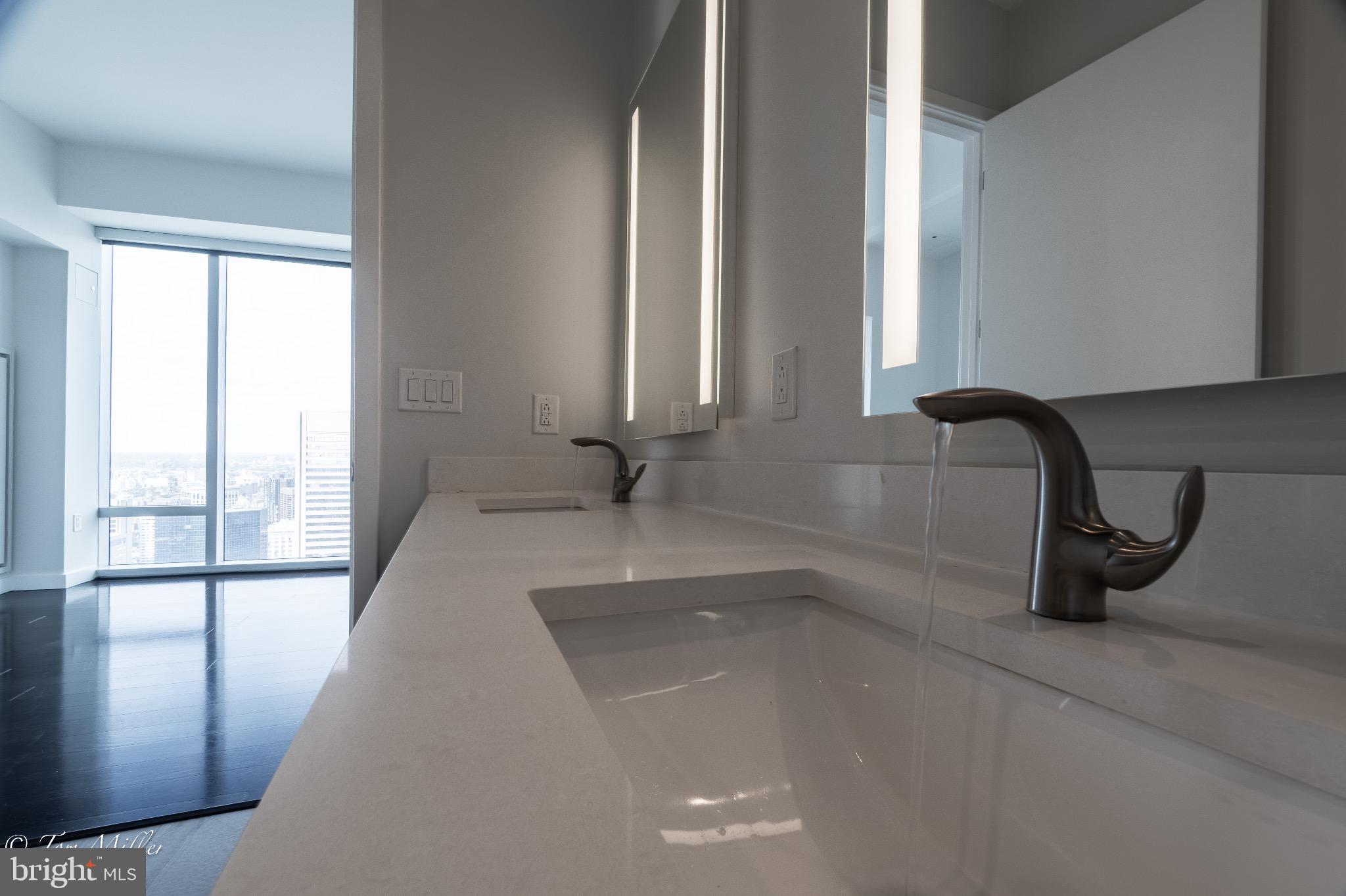 414 Light Street, Unit 4302 Baltimore, MD 21202 - Photo 26 of 42 a bathroom with a bathtub and a sink