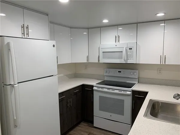 $2,433 | 19455 Northeast 10th Avenue, Unit 2217, North Miami Beach, FL 33179