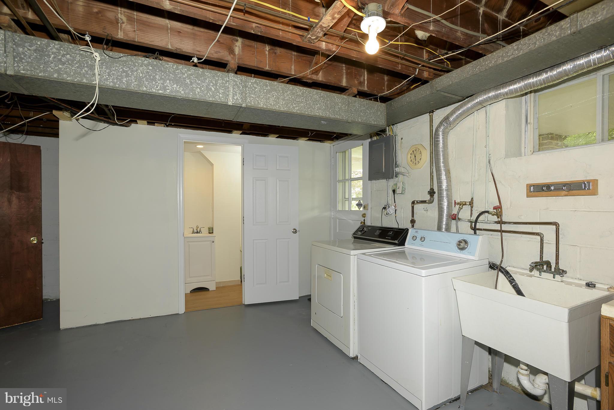 6125 Regent Park Road Catonsville, MD 21228 - Photo 20 of 25 a utility room with dryer and washer