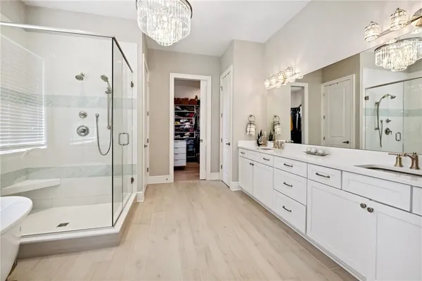 a spacious en suite bathroom with double sink and a mirror
