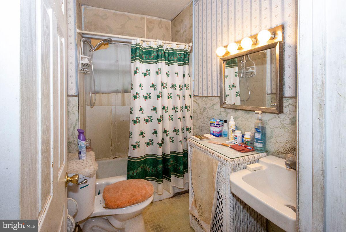 122 Erial Road Clementon, NJ 08021 - Photo 14 of 30 Bathroom