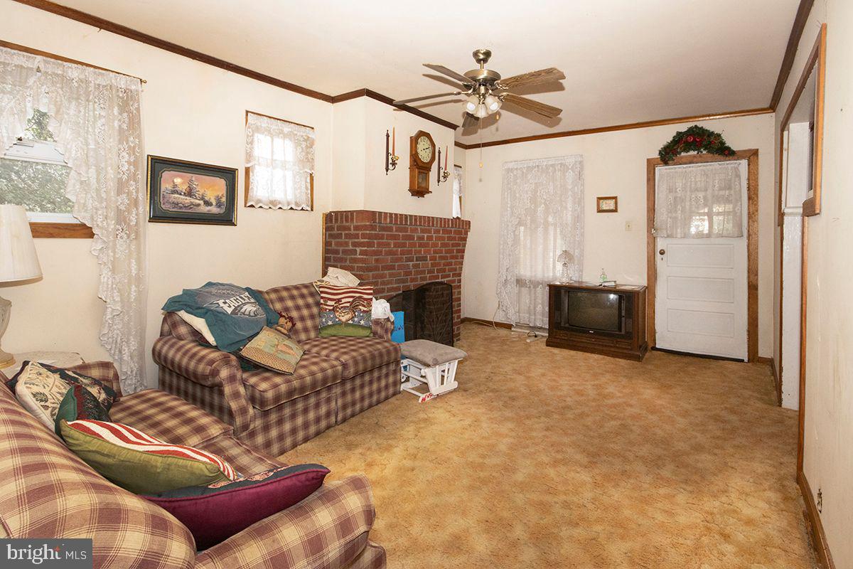 122 Erial Road Clementon, NJ 08021 - Photo 10 of 30 Living Room