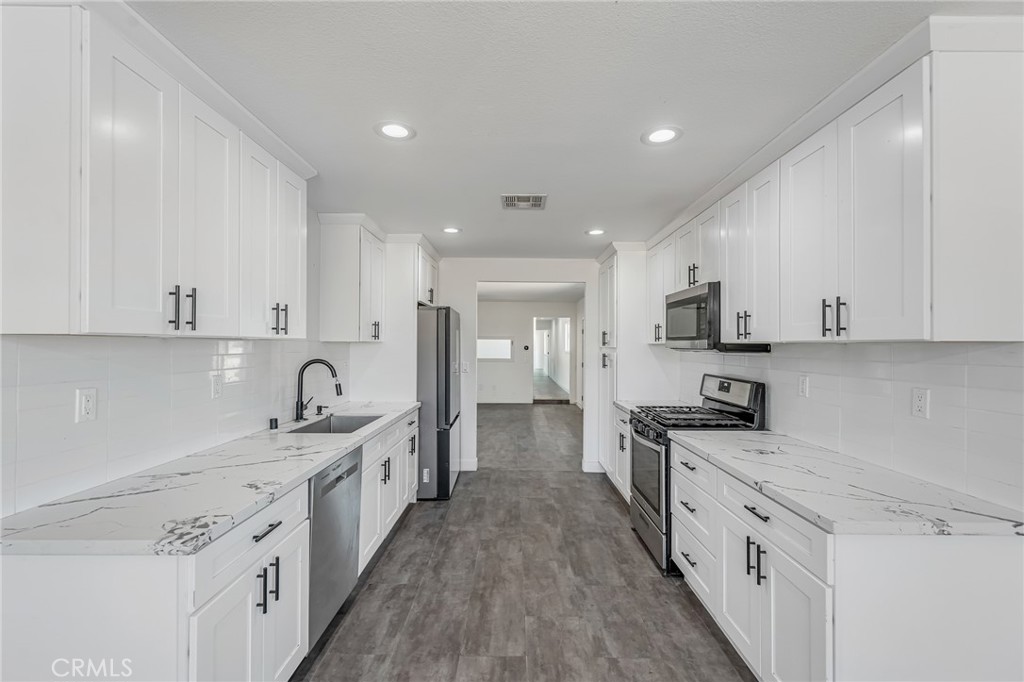 25811 Del Sol Road Apple Valley, CA 92308 - Photo 7 of 35