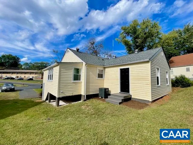 a view of a house with backyard
