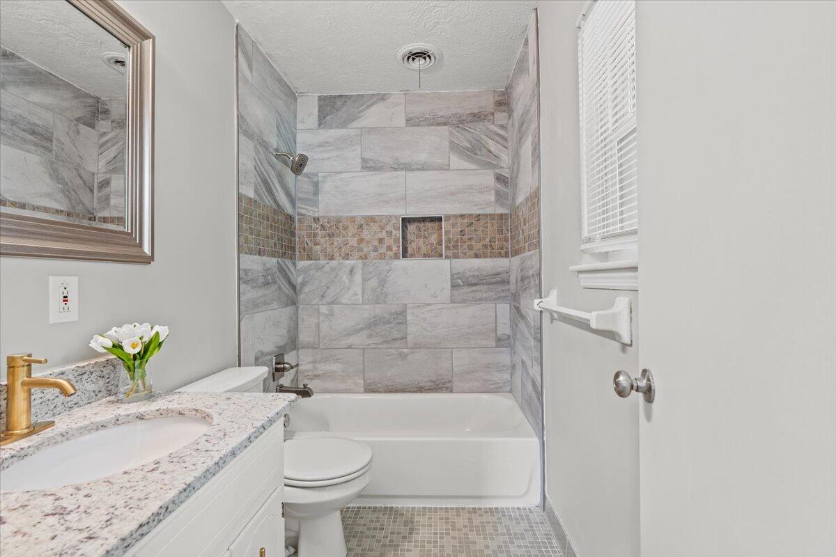 2704 Tryon Place Augusta, GA 30906 - Photo 17 of 27 17-Owners Bathroom