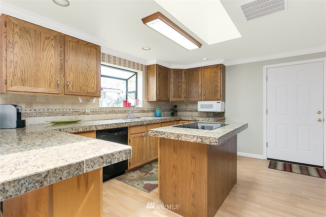 1605 172nd Street Southeast Bothell, WA 98012 - Photo 9 of 20