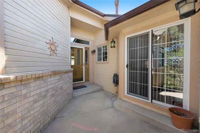 a picture of a wall with white and white walls