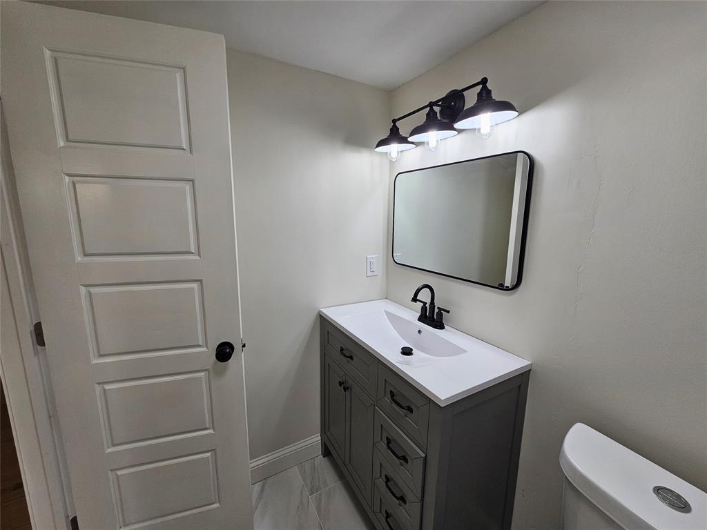 4327 Holland Avenue, Unit 102 Dallas, TX 75219 - Photo 15 of 20 a bathroom with a sink toilet and tub