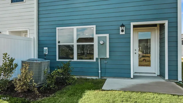 a view of a house with yard and front view of a house