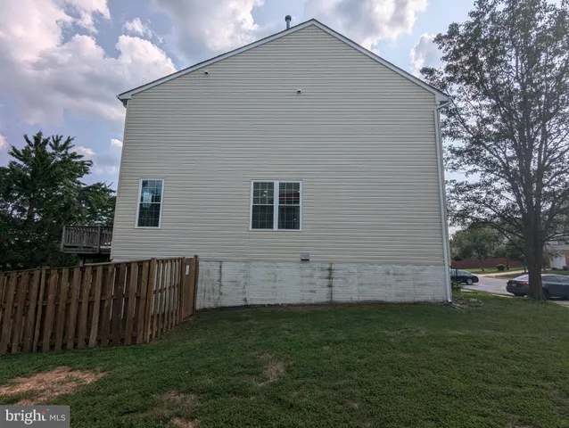 a view of a house with backyard