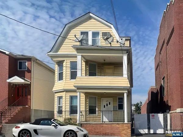 $2,300 | 424 Warren Street, Unit 2, Harrison, NJ 07029