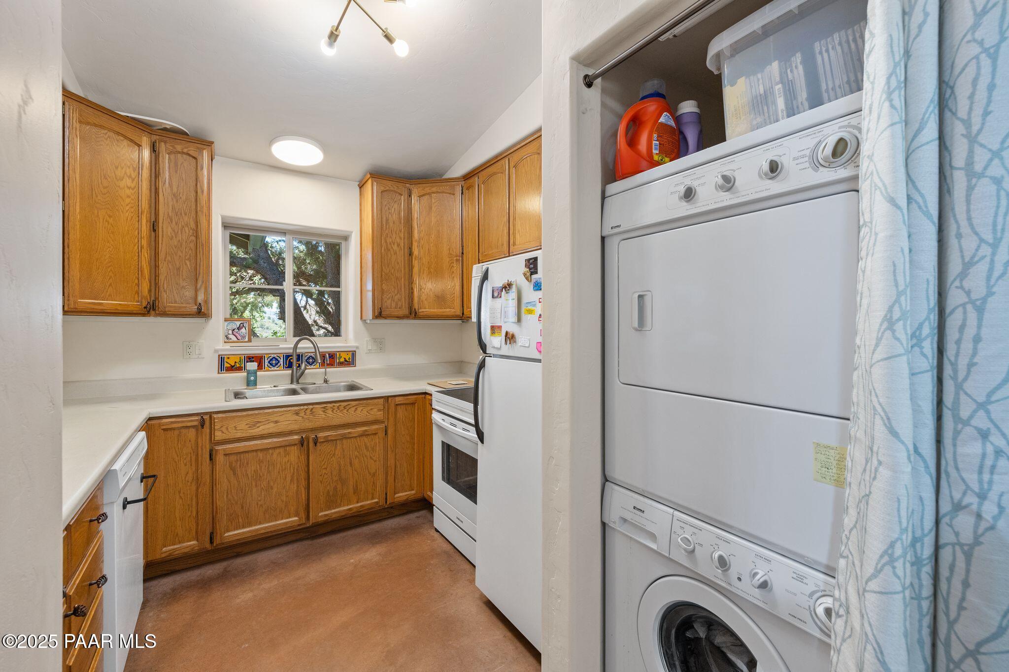 277 Jacob Lane Prescott, AZ 86303 - Photo 11 of 38 a utility room with dryer and washer