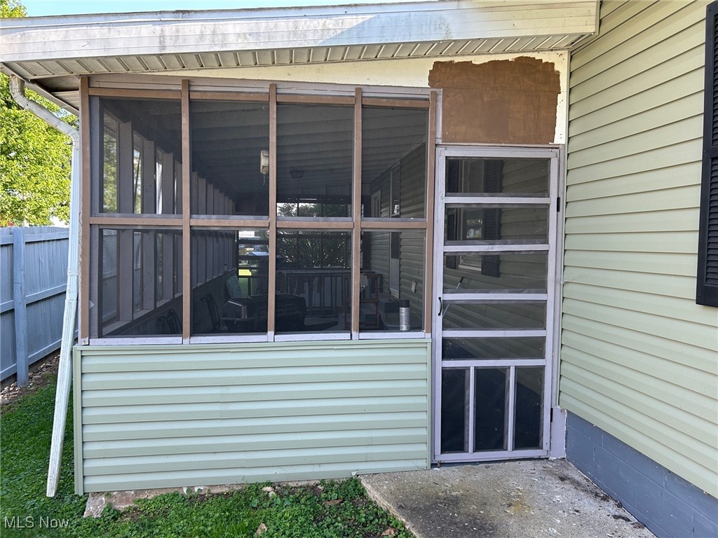 40 Masonic Park Road Marietta, OH 45750 - Photo 8 of 30 Screened Porch