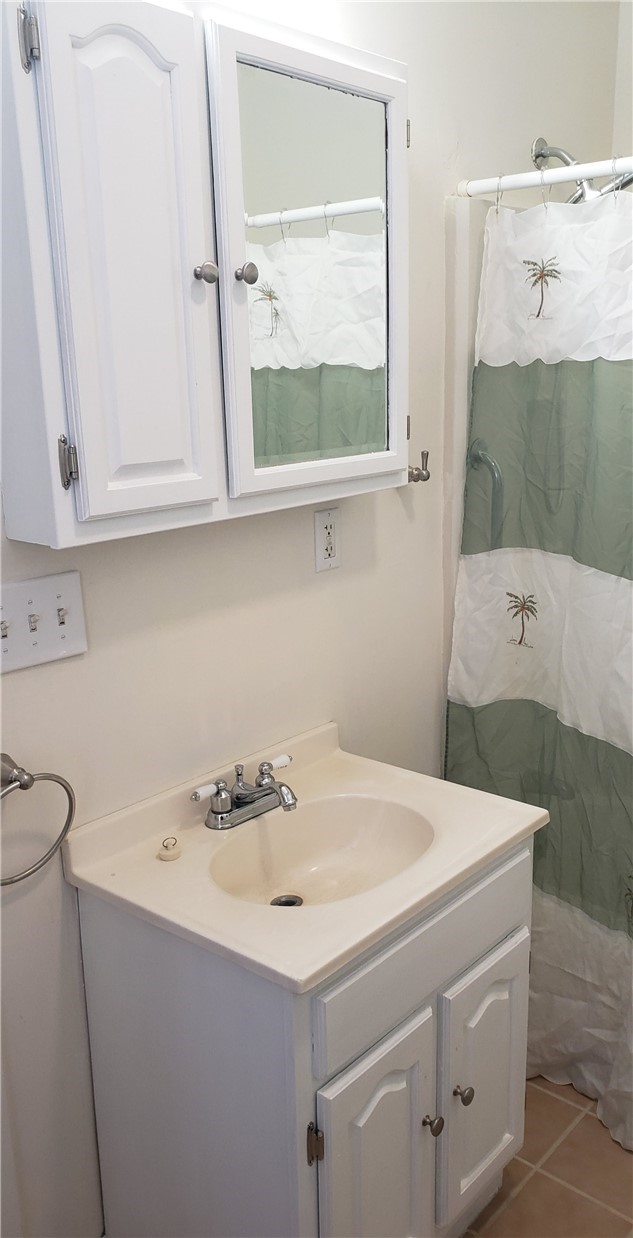 404 Carrington Avenue Woonsocket, RI 02895 - Photo 13 of 36 1st unit bath rm
