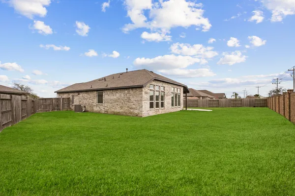 a view of a house with backyard and garden