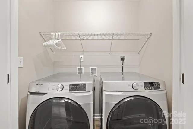 a view of entryway with washer and dryer