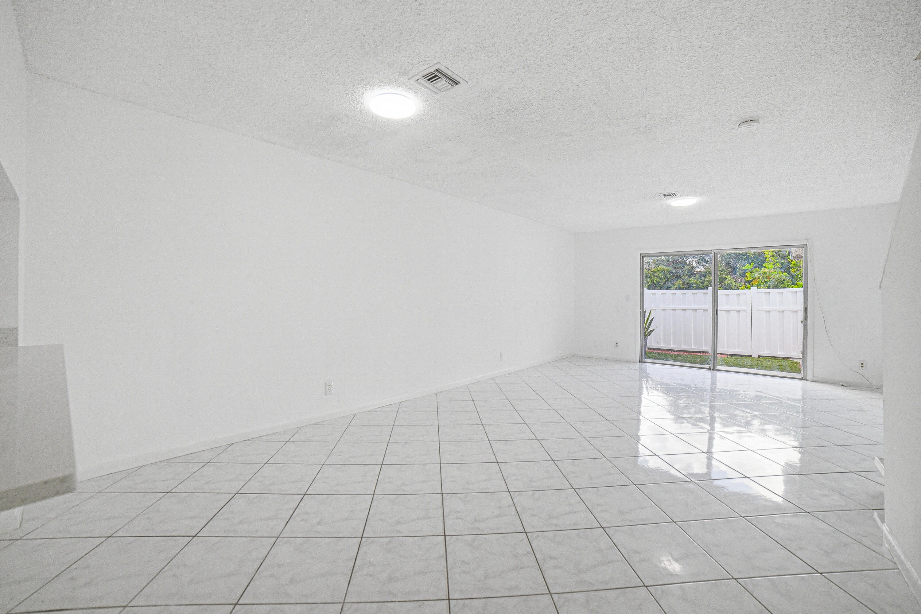 8207 Fairway Road, Unit 8207 Sunrise, FL 33351 - Photo 10 of 34 Livingroom