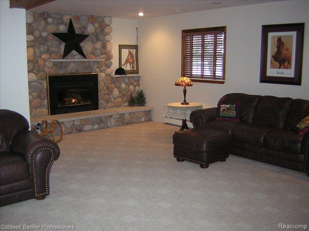 5200 Atlas Road Grand Blanc, MI 48439 - Photo 4 of 14 Atlas family room 2