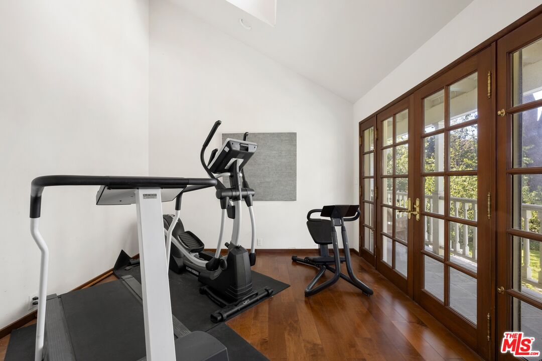 2545 Roscomare Road Los Angeles, CA 90077 - Photo 19 of 39