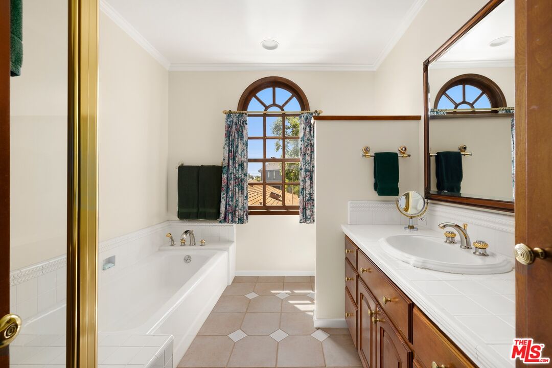 2545 Roscomare Road Los Angeles, CA 90077 - Photo 24 of 39