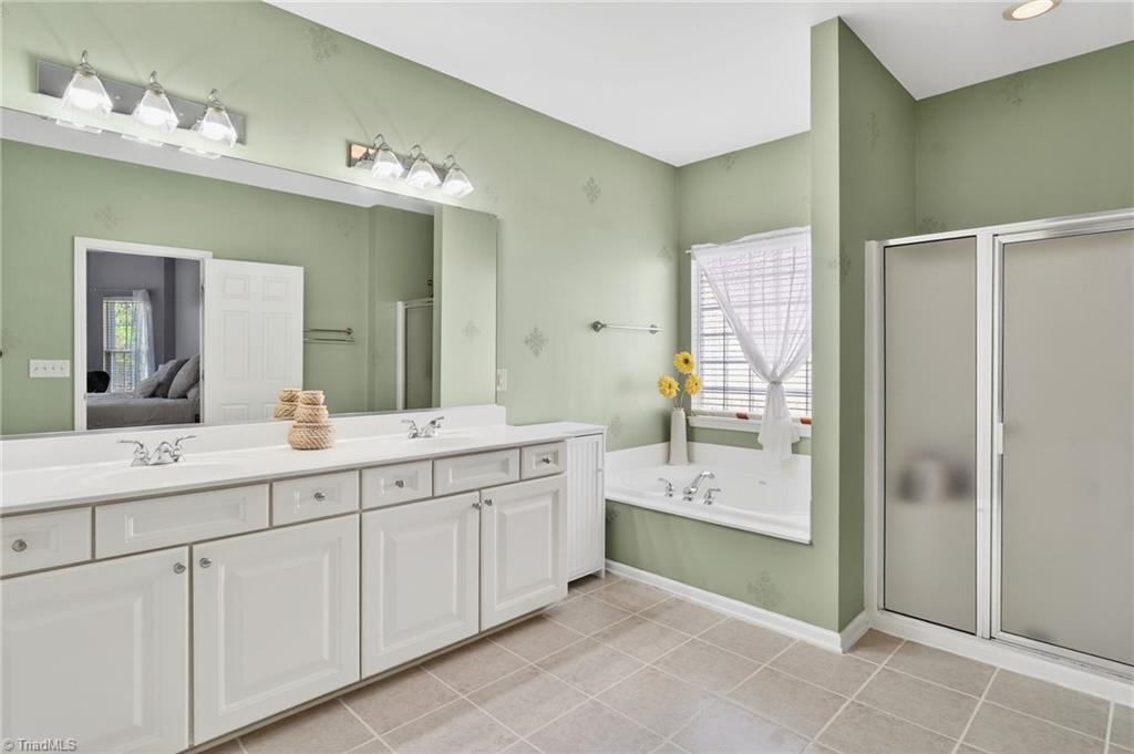 2989 Maple Branch Drive High Point, NC 27265 - Photo 19 of 41 Primary Bath