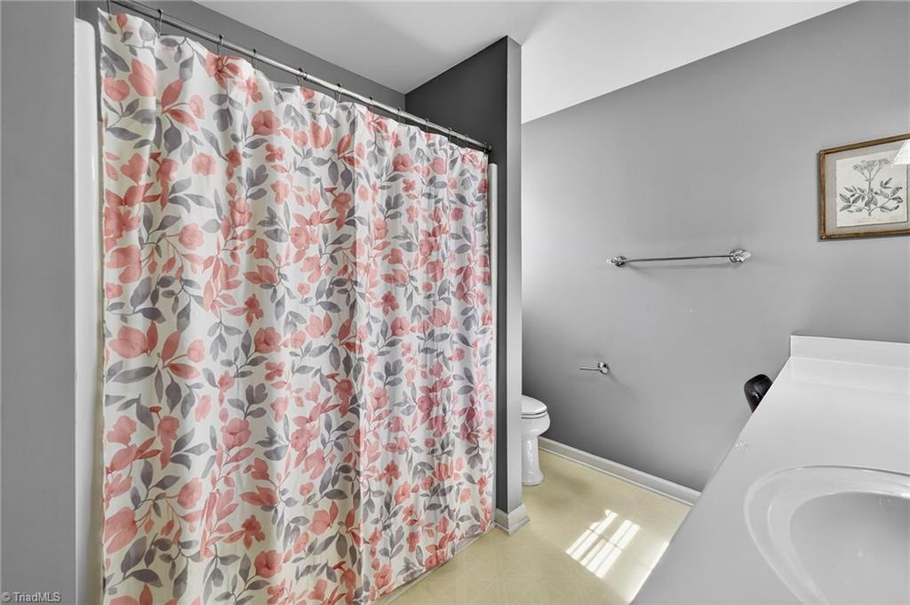 2989 Maple Branch Drive High Point, NC 27265 - Photo 29 of 41 Second Floor Bathroom