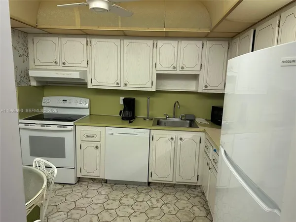 $1,650 | 410 Southeast 2nd Street, Unit 118, Hallandale Beach, FL 33009
