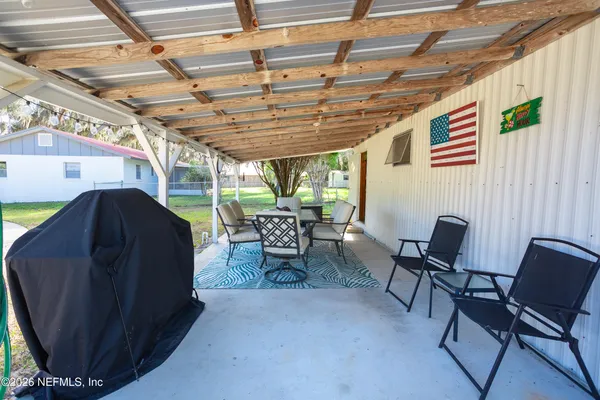 a view of a house with backyard and garden