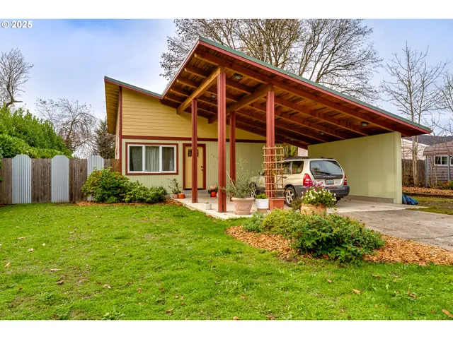 a view of a house with backyard
