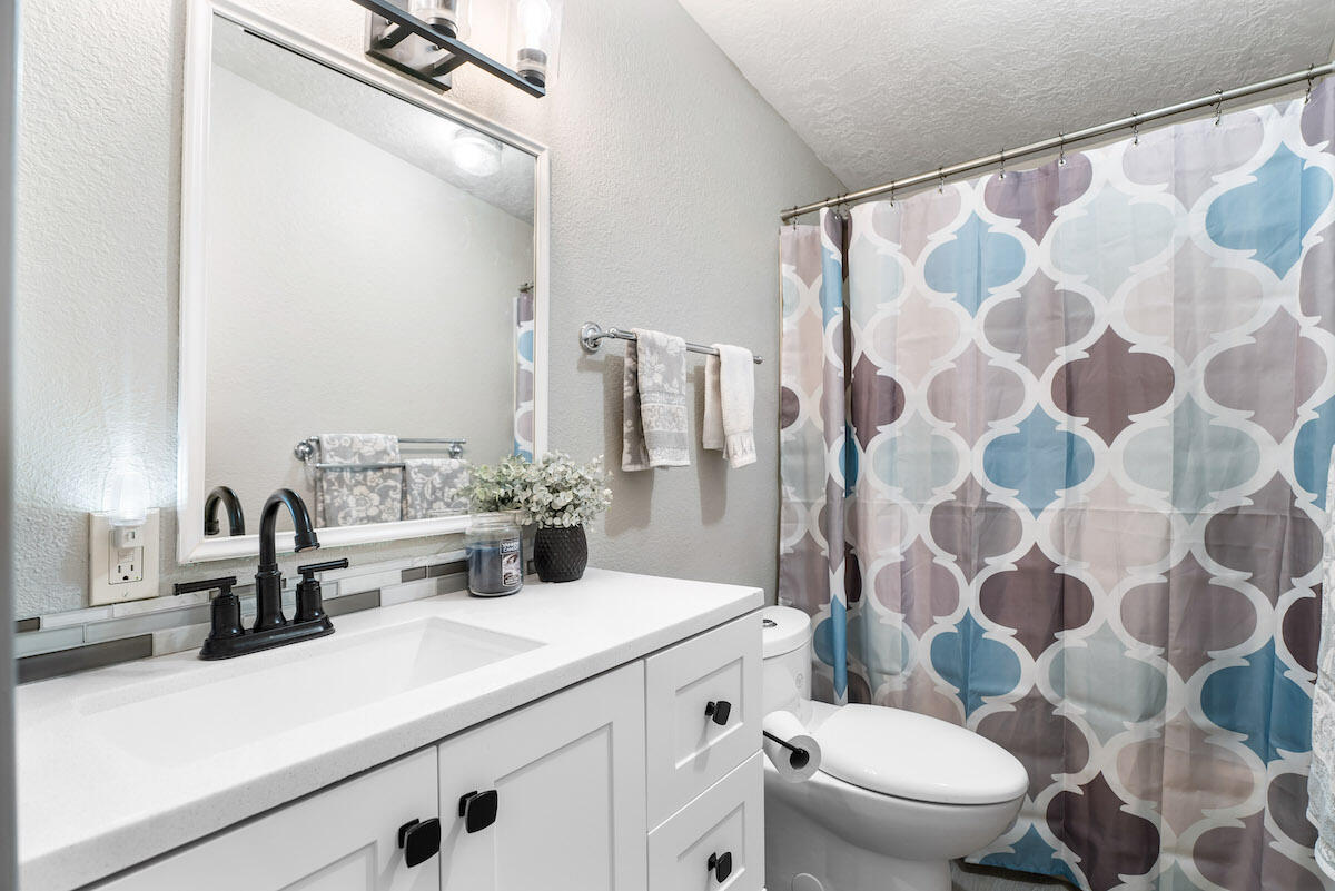 8242 Southwest Sand Ridge Road Terrebonne, OR 97760 - Photo 25 of 50 31-Bathroom