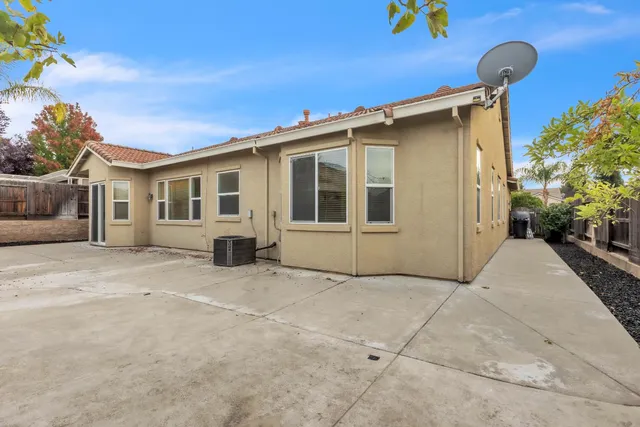 a view of a house with a backyard