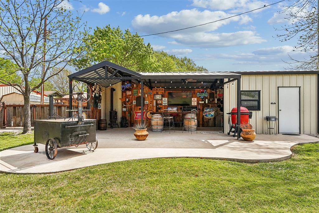 908 North Maple Street Muenster, TX 76252 - Photo 26 of 40 a view of a chairs and table in the patio