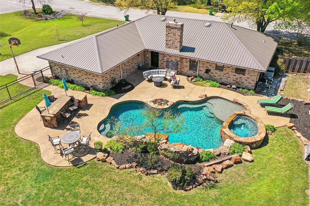 908 North Maple Street Muenster, TX 76252 - Photo 33 of 40 a backyard of a house with garden and patio