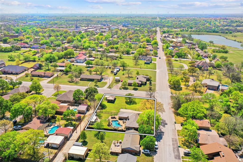 908 North Maple Street Muenster, TX 76252 - Photo 4 of 40 a view of a city