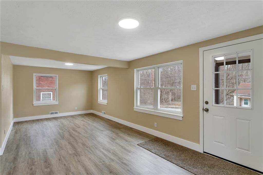 433 Agnew Road Jeannette, PA 15644 - Photo 2 of 25 Gallery Image 2