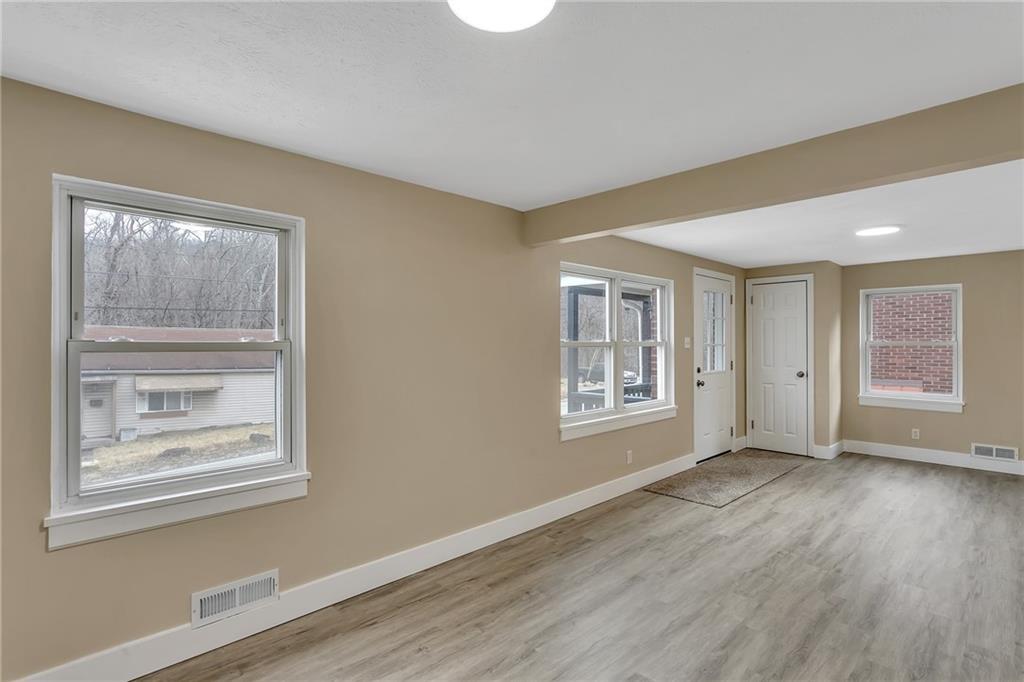 433 Agnew Road Jeannette, PA 15644 - Photo 5 of 25 Gallery Image 5