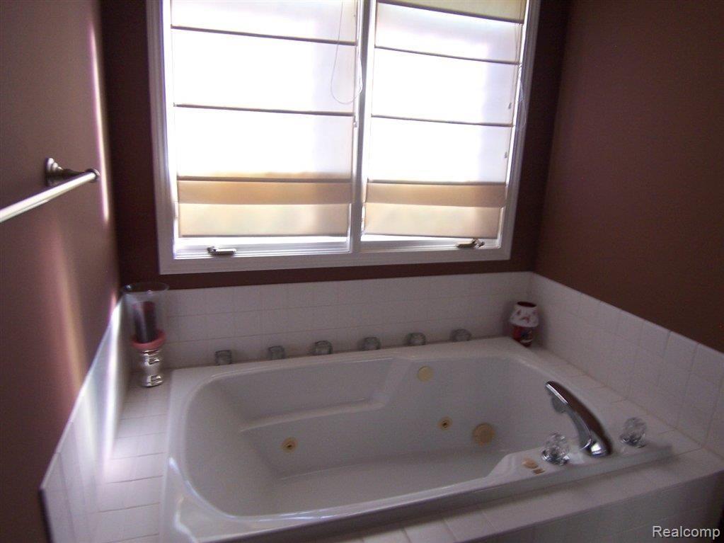 1961 Blue Grass Drive Rochester, MI 48306 - Photo 33 of 57 Master Spa.jpg