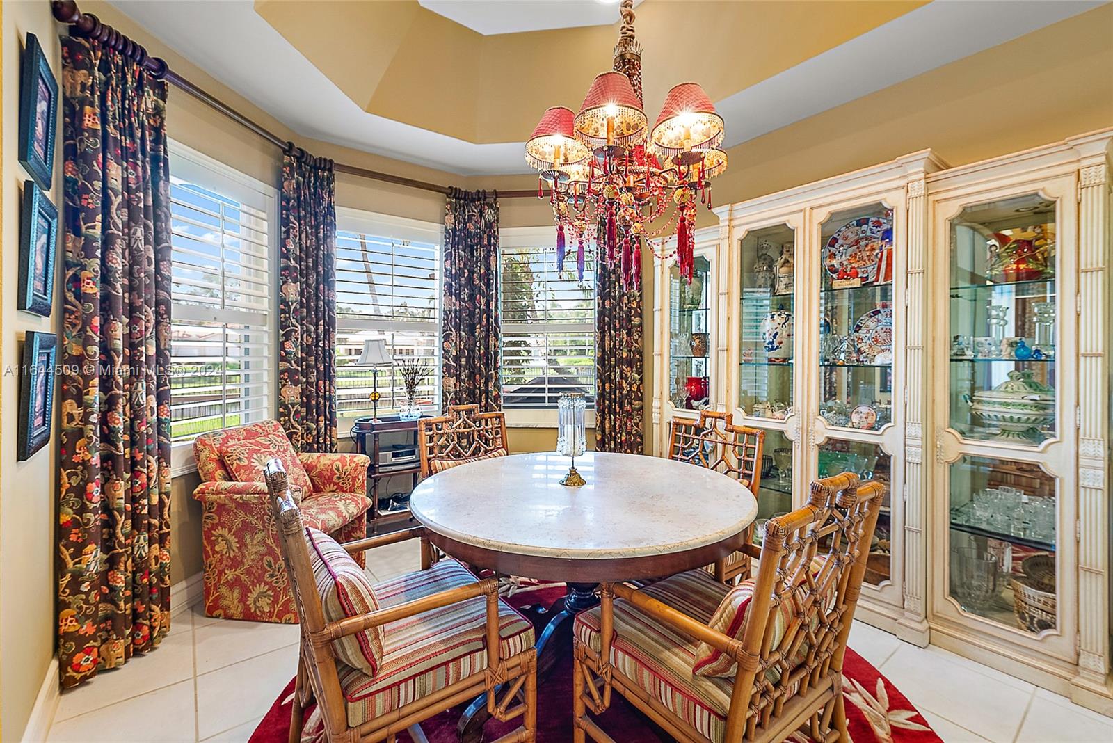 167 North Village Way Jupiter, FL 33458 - Photo 6 of 18 a dining room with furniture a chandelier and a rug