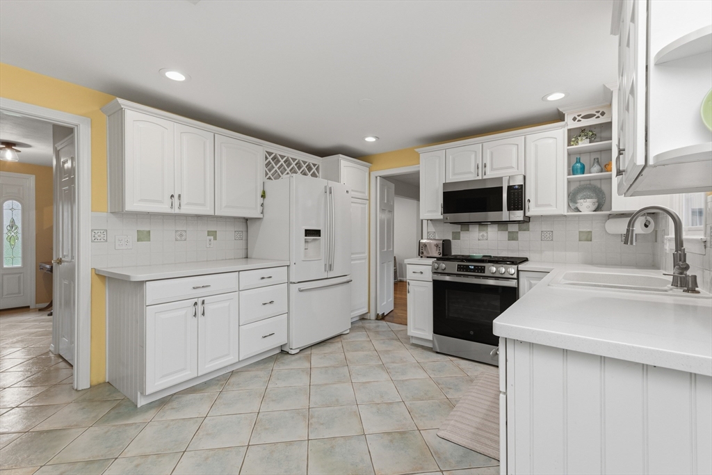 14 Fox Hill Road Framingham, MA 01701 - Photo 8 of 42 Gallery Image 8