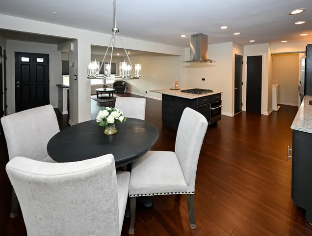 $384,900 | 580 Walnut Lane, Elk Grove Village, IL 60007