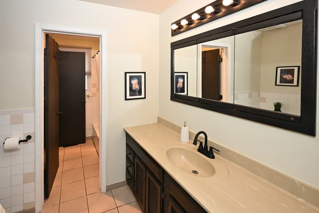 $384,900 | 580 Walnut Lane, Elk Grove Village, IL 60007