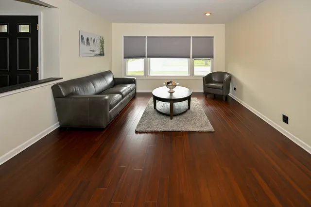 $384,900 | 580 Walnut Lane, Elk Grove Village, IL 60007